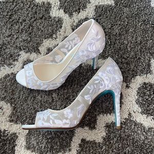 Betsy Johnson ivory lace heels